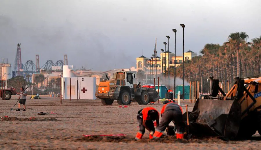 Esta noche las playas de la Comunitat Valenciana se llenan de hogueras para festejar San Juan 2019. La Malvarrosa, la Patacona y Pinedo viven desde primera hora de esta tarde una intensa afluencia de gente. A las 18:00 horas ha empezado el reparto gratuito de leña en Valencia para comenzar con la tradición de montar la hoguera. La fiesta continuará hasta bien entrada la madrugada, después de uno de los momentos más mágicos de la fiesta: saltar las olas.