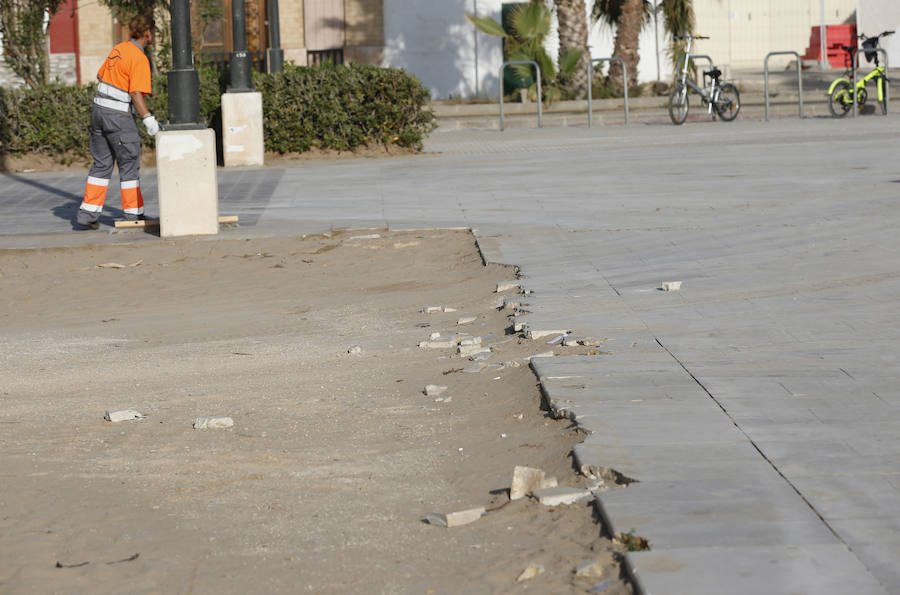 Esta noche las playas de la Comunitat Valenciana se llenan de hogueras para festejar San Juan 2019. La Malvarrosa, la Patacona y Pinedo viven desde primera hora de esta tarde una intensa afluencia de gente. A las 18:00 horas ha empezado el reparto gratuito de leña en Valencia para comenzar con la tradición de montar la hoguera. La fiesta continuará hasta bien entrada la madrugada, después de uno de los momentos más mágicos de la fiesta: saltar las olas.