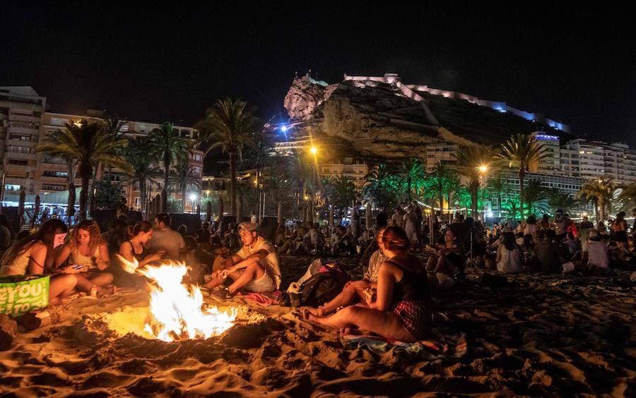 Esta noche las playas de la Comunitat Valenciana se llenan de hogueras para festejar San Juan 2019. La Malvarrosa, la Patacona y Pinedo viven desde primera hora de esta tarde una intensa afluencia de gente. A las 18:00 horas ha empezado el reparto gratuito de leña en Valencia para comenzar con la tradición de montar la hoguera. La fiesta continuará hasta bien entrada la madrugada, después de uno de los momentos más mágicos de la fiesta: saltar las olas.