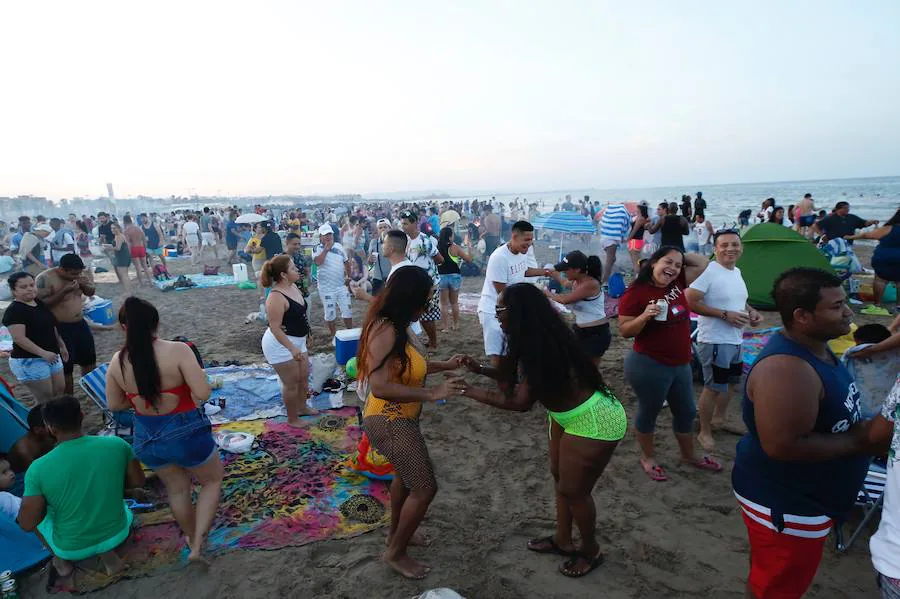 Esta noche las playas de la Comunitat Valenciana se llenan de hogueras para festejar San Juan 2019. La Malvarrosa, la Patacona y Pinedo viven desde primera hora de esta tarde una intensa afluencia de gente. A las 18:00 horas ha empezado el reparto gratuito de leña en Valencia para comenzar con la tradición de montar la hoguera. La fiesta continuará hasta bien entrada la madrugada, después de uno de los momentos más mágicos de la fiesta: saltar las olas.