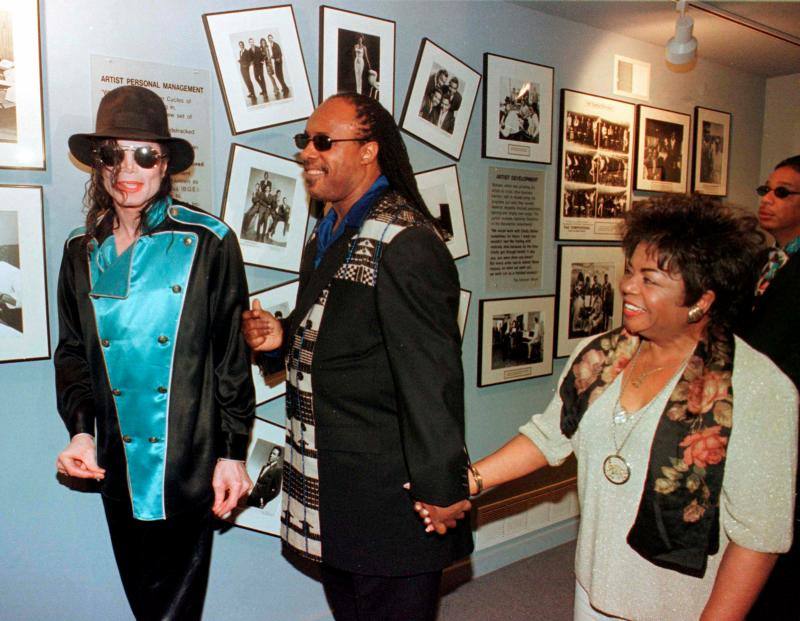 Michael Jackson junto a Stevie Wonder en 1997 en el Museo de la Motown en Detroit.