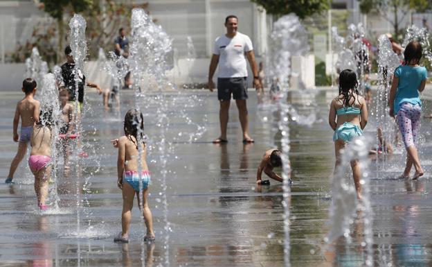 Imagen principal - Las fuentes del Parque Central, un refugio en Valencia contra la ola de calor