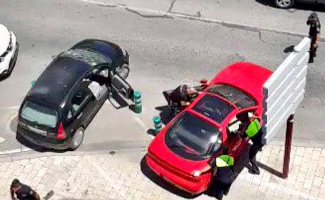 La emprende a hachazos con un coche, muerde a varios policías e intenta quemarse a lo bonzo