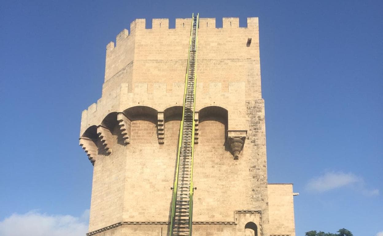 Los bomberos rescatan a una mujer en las torres de Serranos.