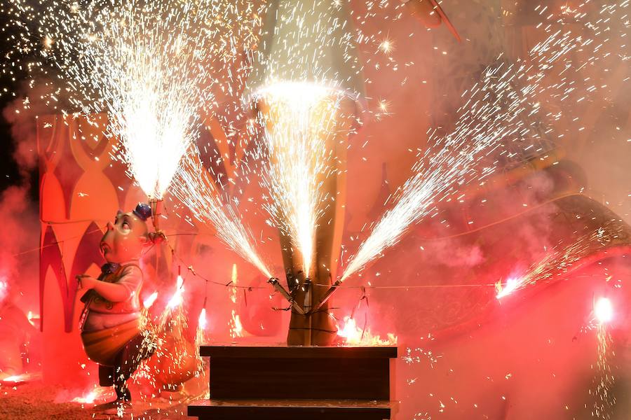 La Cremà de las hogueras, infantil y central, puso el cierre a las fiestas de Fogueres de Sant Joan de Xàbia 2019