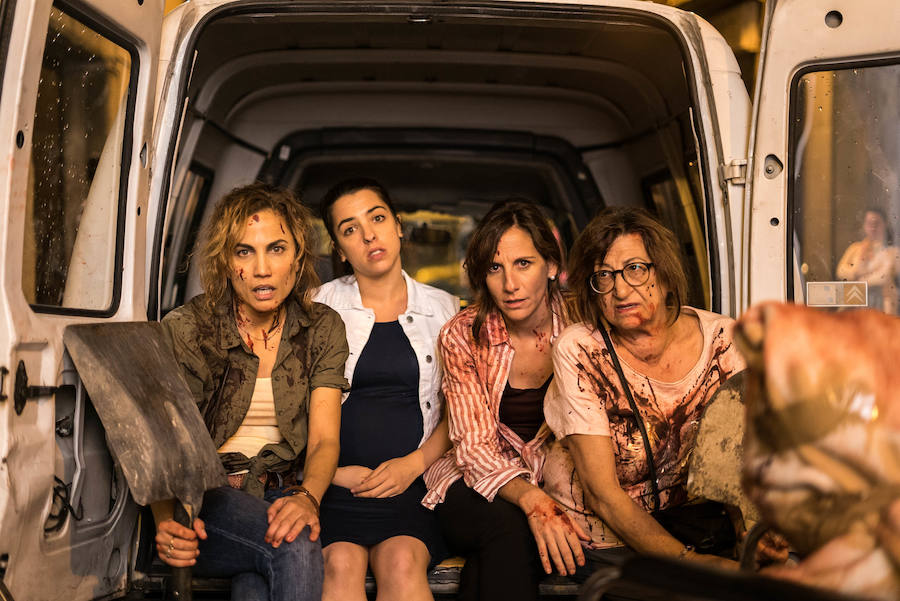 ‘Señoras del (h)AMPA’ es la nueva apuesta de Telecinco para este verano. La ficción combina registros característicos de la comedia negra con drama, el thriller o el terror. Narra la historia de cuatro mujeres -Toni Acosta, Malena Alterio, Nuria Herrero y Mamen García- a las que la muerte les marca para siempre. Acostumbradas a lidiar con el caos, la insatisfacción y las penurias de su día a día, verán desbordadas sus rutinas cuando accidentalmente acaben con la vida de una madre repelente, experta en fastidiarles la existencia durante las reuniones de la Asociación de Padres y Madres de Alumnos del colegio. Incapaces de confesar los hechos, terminarán generando involuntariamente una espiral de violencia que las convertirá en peligrosas mafiosas enfrentadas, muy a su pesar, a auténticos criminales. El reparto lo completan Marta Belenguer, Alfonso Lara, Nuria González y Raúl Mérida, entre otros. Así son las 'Señoras del (h)AMPA'.