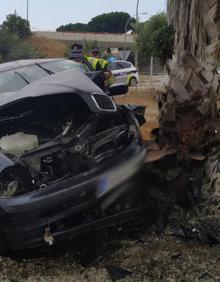 Imagen secundaria 2 - Vehiculo accidentado tras saltarse un control policial en Valencia.