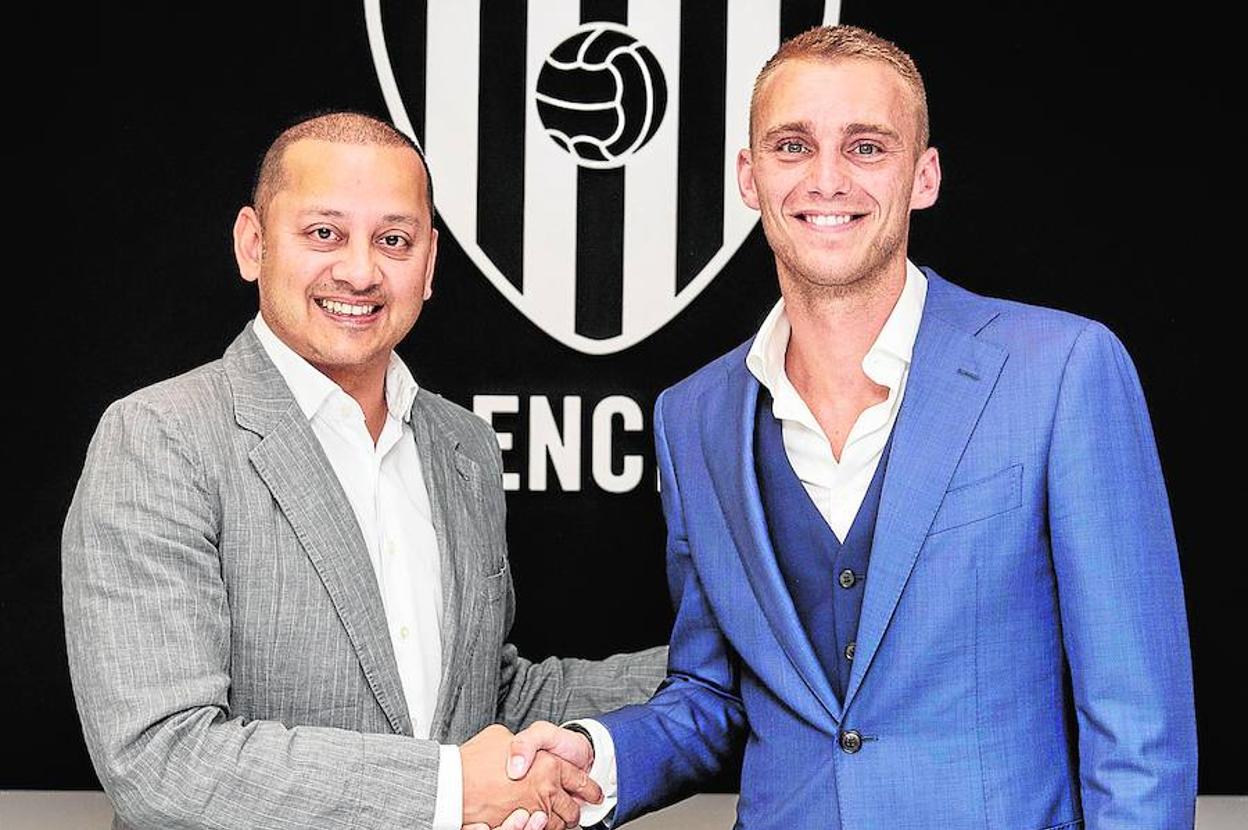 Anil Murthy y Jasper Cillessen, tras la firma del contrato. 