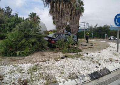 Imagen secundaria 1 - Vehiculo accidentado tras saltarse un control policial en Valencia.