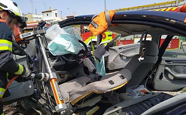 Imagen principal - Vehiculo accidentado tras saltarse un control policial en Valencia.