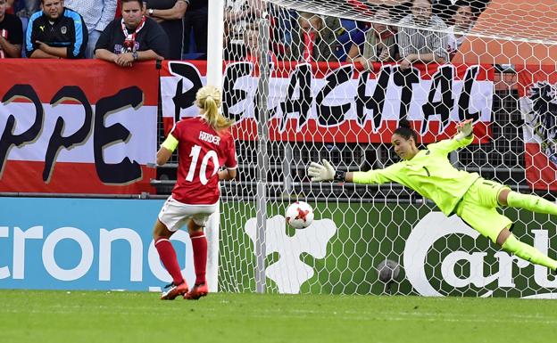 Harder, marcando un gol con Dinamarca ante Austria en la Eurocopa de 2017