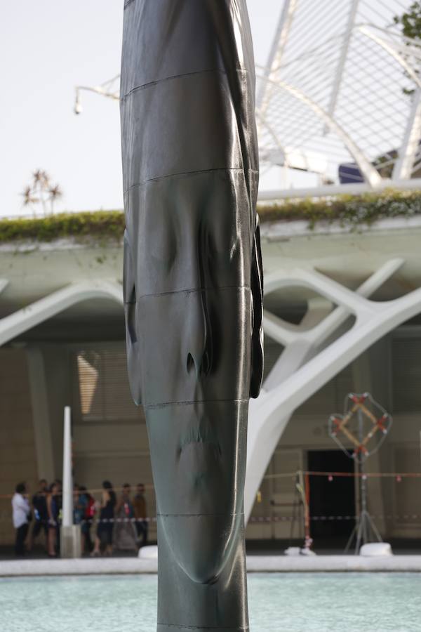 Minna, Isabella, Laura Asia, Maria, Laurelle, Carla y Silvia. Son los nombres de las grandes esculturas del artista Jaume Plensa que desde este jueves 26 de junio lucen en la Ciudad de las Ciencias de Valencia. La exposición, que se podrá ver hasta el 3 de noviembre, es todo un «homenaje a la feminidad», ha dicho el artista barcelonés. Plensa ha descrito la muestra, creada para Valencia, como una celebración de la mujer «en su diversidad». El creador ha vuelto a la capital del Turia tras más de una década para quedarse. La propia Hortensia Herrero ha afirmado que comprará «dos de estas cabezas escultóricas: una a título personal y otra al de la Fundación».