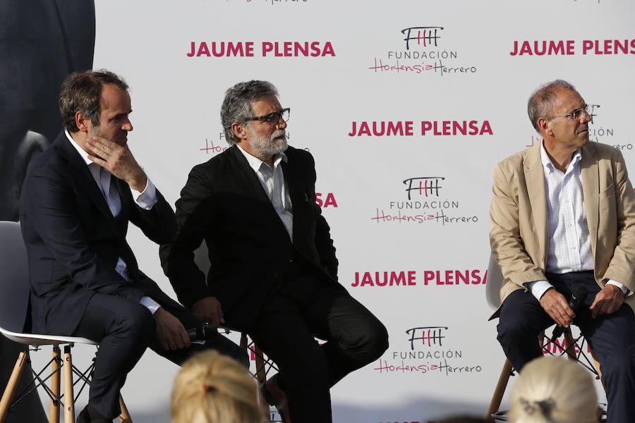 Minna, Isabella, Laura Asia, Maria, Laurelle, Carla y Silvia. Son los nombres de las grandes esculturas del artista Jaume Plensa que desde este jueves 26 de junio lucen en la Ciudad de las Ciencias de Valencia. La exposición, que se podrá ver hasta el 3 de noviembre, es todo un «homenaje a la feminidad», ha dicho el artista barcelonés. Plensa ha descrito la muestra, creada para Valencia, como una celebración de la mujer «en su diversidad». El creador ha vuelto a la capital del Turia tras más de una década para quedarse. La propia Hortensia Herrero ha afirmado que comprará «dos de estas cabezas escultóricas: una a título personal y otra al de la Fundación».