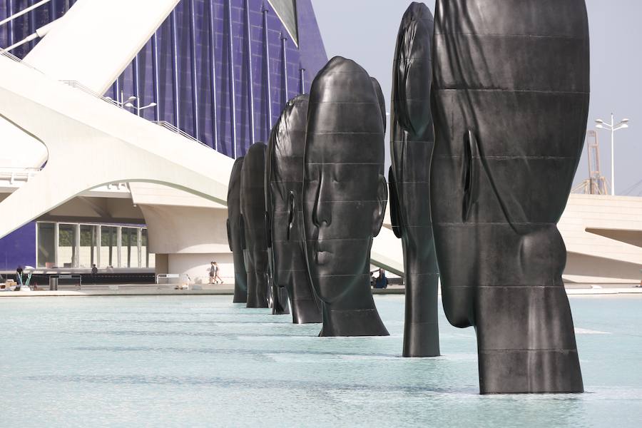 Minna, Isabella, Laura Asia, Maria, Laurelle, Carla y Silvia. Son los nombres de las grandes esculturas del artista Jaume Plensa que desde este jueves 26 de junio lucen en la Ciudad de las Ciencias de Valencia. La exposición, que se podrá ver hasta el 3 de noviembre, es todo un «homenaje a la feminidad», ha dicho el artista barcelonés. Plensa ha descrito la muestra, creada para Valencia, como una celebración de la mujer «en su diversidad». El creador ha vuelto a la capital del Turia tras más de una década para quedarse. La propia Hortensia Herrero ha afirmado que comprará «dos de estas cabezas escultóricas: una a título personal y otra al de la Fundación».