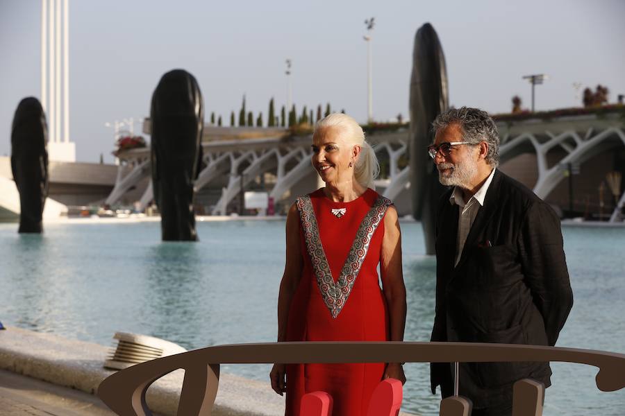 Minna, Isabella, Laura Asia, Maria, Laurelle, Carla y Silvia. Son los nombres de las grandes esculturas del artista Jaume Plensa que desde este jueves 26 de junio lucen en la Ciudad de las Ciencias de Valencia. La exposición, que se podrá ver hasta el 3 de noviembre, es todo un «homenaje a la feminidad», ha dicho el artista barcelonés. Plensa ha descrito la muestra, creada para Valencia, como una celebración de la mujer «en su diversidad». El creador ha vuelto a la capital del Turia tras más de una década para quedarse. La propia Hortensia Herrero ha afirmado que comprará «dos de estas cabezas escultóricas: una a título personal y otra al de la Fundación».