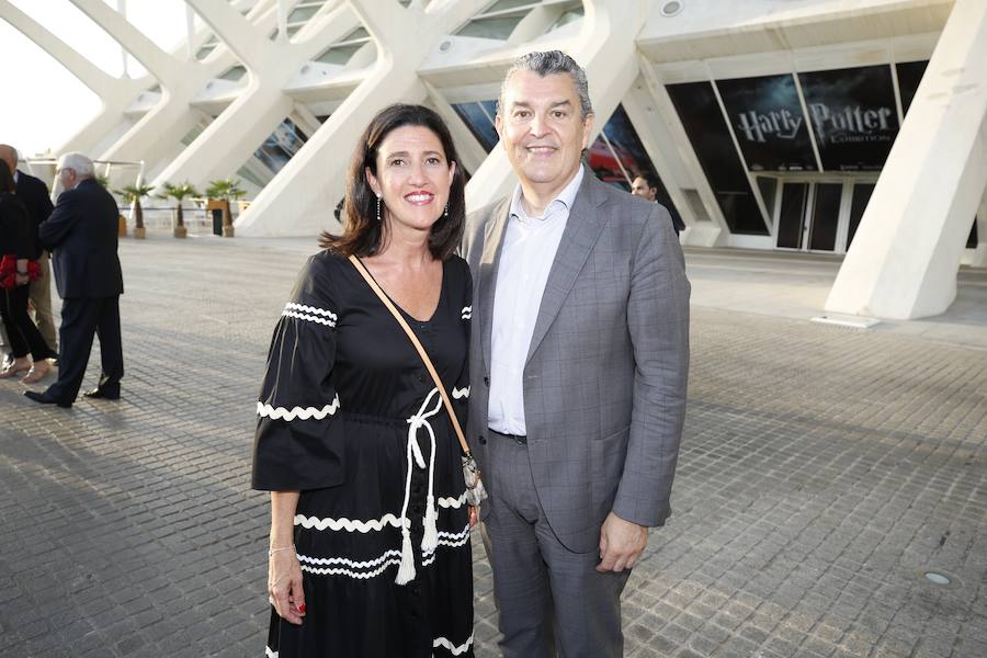 Minna, Isabella, Laura Asia, Maria, Laurelle, Carla y Silvia. Son los nombres de las grandes esculturas del artista Jaume Plensa que desde este jueves 26 de junio lucen en la Ciudad de las Ciencias de Valencia. La exposición, que se podrá ver hasta el 3 de noviembre, es todo un «homenaje a la feminidad», ha dicho el artista barcelonés. Plensa ha descrito la muestra, creada para Valencia, como una celebración de la mujer «en su diversidad». El creador ha vuelto a la capital del Turia tras más de una década para quedarse. La propia Hortensia Herrero ha afirmado que comprará «dos de estas cabezas escultóricas: una a título personal y otra al de la Fundación».