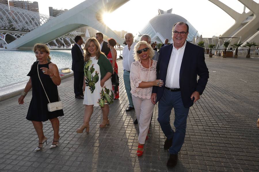 Minna, Isabella, Laura Asia, Maria, Laurelle, Carla y Silvia. Son los nombres de las grandes esculturas del artista Jaume Plensa que desde este jueves 26 de junio lucen en la Ciudad de las Ciencias de Valencia. La exposición, que se podrá ver hasta el 3 de noviembre, es todo un «homenaje a la feminidad», ha dicho el artista barcelonés. Plensa ha descrito la muestra, creada para Valencia, como una celebración de la mujer «en su diversidad». El creador ha vuelto a la capital del Turia tras más de una década para quedarse. La propia Hortensia Herrero ha afirmado que comprará «dos de estas cabezas escultóricas: una a título personal y otra al de la Fundación».