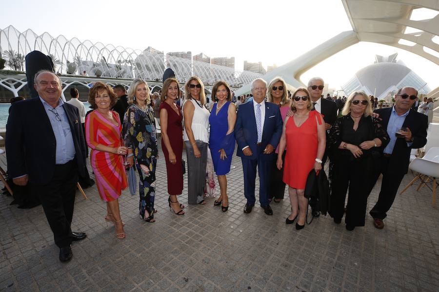 Minna, Isabella, Laura Asia, Maria, Laurelle, Carla y Silvia. Son los nombres de las grandes esculturas del artista Jaume Plensa que desde este jueves 26 de junio lucen en la Ciudad de las Ciencias de Valencia. La exposición, que se podrá ver hasta el 3 de noviembre, es todo un «homenaje a la feminidad», ha dicho el artista barcelonés. Plensa ha descrito la muestra, creada para Valencia, como una celebración de la mujer «en su diversidad». El creador ha vuelto a la capital del Turia tras más de una década para quedarse. La propia Hortensia Herrero ha afirmado que comprará «dos de estas cabezas escultóricas: una a título personal y otra al de la Fundación».