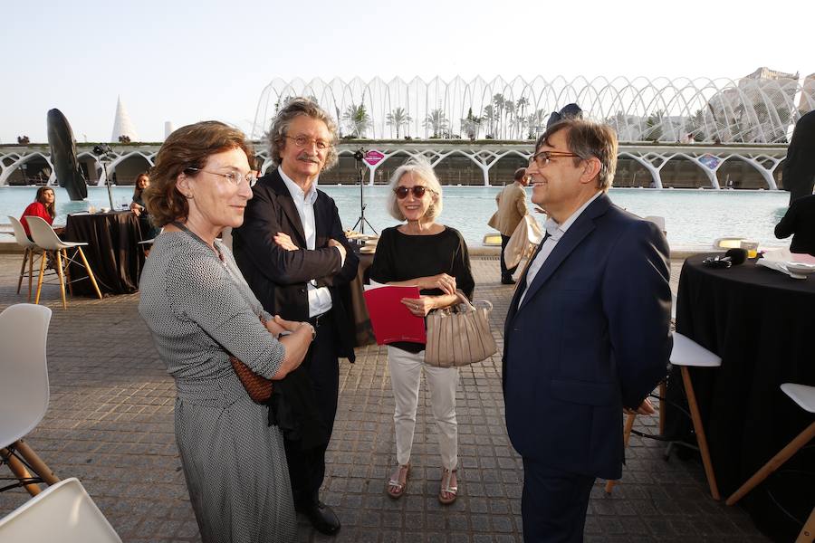 Minna, Isabella, Laura Asia, Maria, Laurelle, Carla y Silvia. Son los nombres de las grandes esculturas del artista Jaume Plensa que desde este jueves 26 de junio lucen en la Ciudad de las Ciencias de Valencia. La exposición, que se podrá ver hasta el 3 de noviembre, es todo un «homenaje a la feminidad», ha dicho el artista barcelonés. Plensa ha descrito la muestra, creada para Valencia, como una celebración de la mujer «en su diversidad». El creador ha vuelto a la capital del Turia tras más de una década para quedarse. La propia Hortensia Herrero ha afirmado que comprará «dos de estas cabezas escultóricas: una a título personal y otra al de la Fundación».