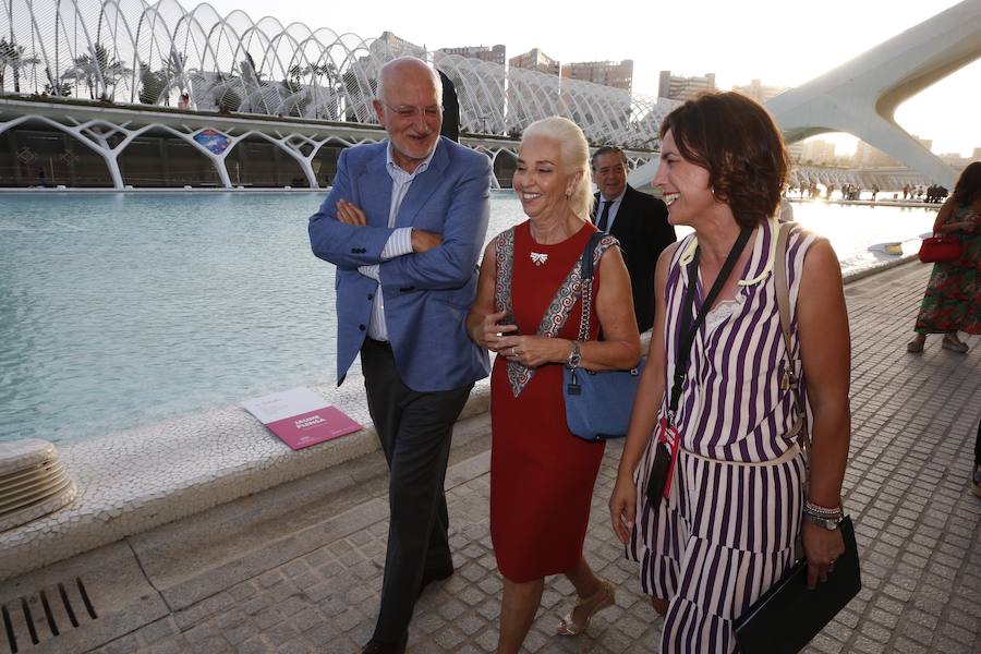 Minna, Isabella, Laura Asia, Maria, Laurelle, Carla y Silvia. Son los nombres de las grandes esculturas del artista Jaume Plensa que desde este jueves 26 de junio lucen en la Ciudad de las Ciencias de Valencia. La exposición, que se podrá ver hasta el 3 de noviembre, es todo un «homenaje a la feminidad», ha dicho el artista barcelonés. Plensa ha descrito la muestra, creada para Valencia, como una celebración de la mujer «en su diversidad». El creador ha vuelto a la capital del Turia tras más de una década para quedarse. La propia Hortensia Herrero ha afirmado que comprará «dos de estas cabezas escultóricas: una a título personal y otra al de la Fundación».