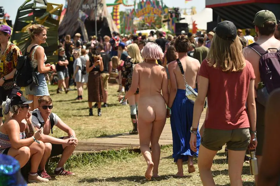 La localidad inglesa de Worthy Farm celebra este fin de semana el conocido Glastonbury, el festival 'greenfield' más grande del mundo. Más de dos millones de personas se inscribieron para conseguir una de las 135.000 entradas que se pusieron a la venta y se agotaron por completo. El carácter de este festival es la libertad y la despreocupación que reina en el recinto, todo lo necesario para disfrutar sin reglas de actuaciones destacadas como las de Kylie o Janet Jackson, entre otros. 