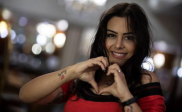 Larissa posa para la entrevista. 