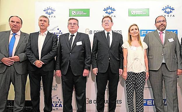 Representantes empresariales y Puig, antes de la clausura de la asamblea. 