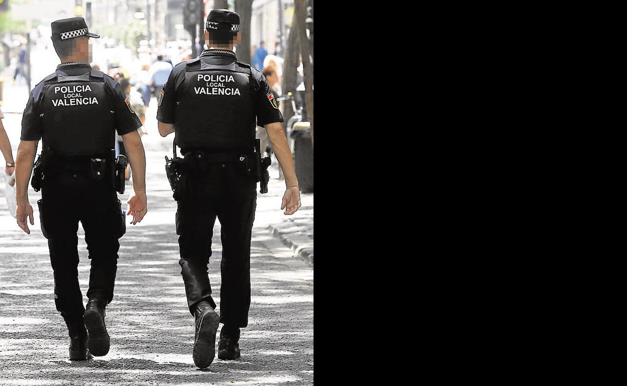 Dos agentes de la Policía Local de Valencia, patrullando la ciudad.