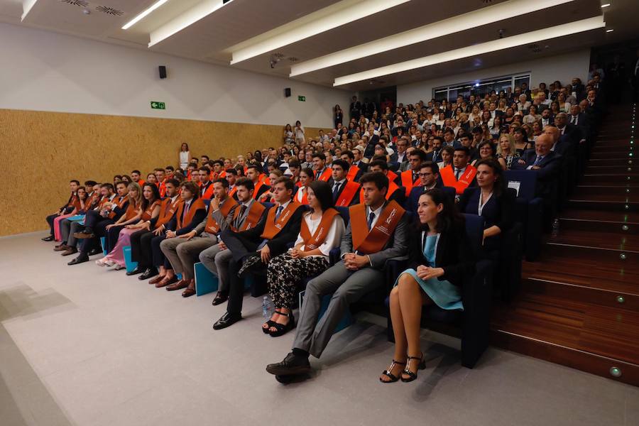 EDEM Escuela de Empresarios ha organizado esta tarde la graduación de la primera promoción del Grado en Ingeniería y Gestión Empresarial (IGE), titulación adscrita a la Universitat Politècnica de Valencia (UPV), y de la cuarta promoción del Grado en ADE para Emprendedores, adscrito a la Universitat de València (UV). Fernando Roig, presidente del Grupo Pamesa y del Villarreal CF, ha apadrinado a los estudiantes recién egresados.