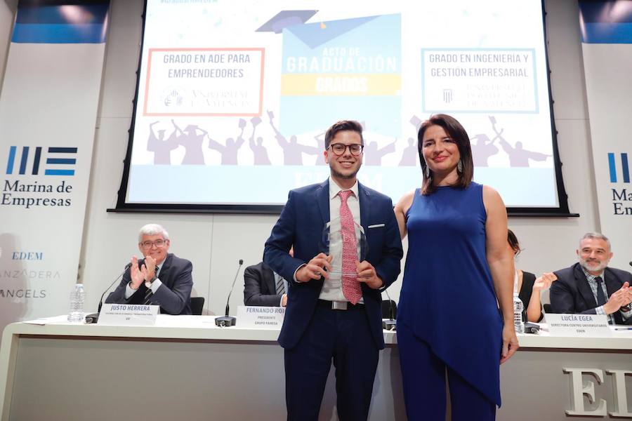 EDEM Escuela de Empresarios ha organizado esta tarde la graduación de la primera promoción del Grado en Ingeniería y Gestión Empresarial (IGE), titulación adscrita a la Universitat Politècnica de Valencia (UPV), y de la cuarta promoción del Grado en ADE para Emprendedores, adscrito a la Universitat de València (UV). Fernando Roig, presidente del Grupo Pamesa y del Villarreal CF, ha apadrinado a los estudiantes recién egresados.