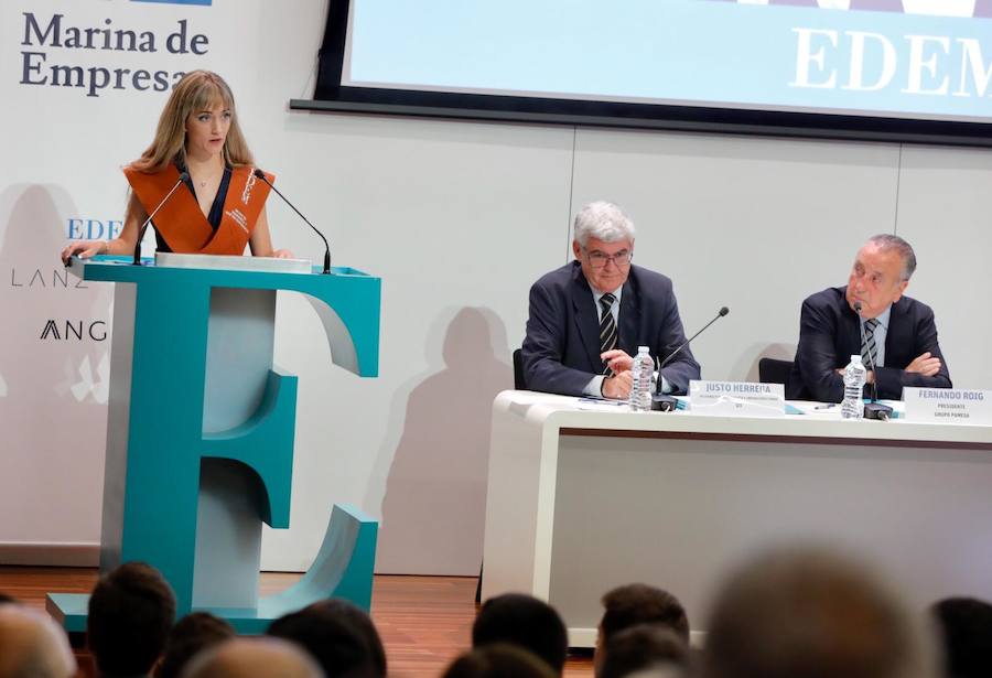 EDEM Escuela de Empresarios ha organizado esta tarde la graduación de la primera promoción del Grado en Ingeniería y Gestión Empresarial (IGE), titulación adscrita a la Universitat Politècnica de Valencia (UPV), y de la cuarta promoción del Grado en ADE para Emprendedores, adscrito a la Universitat de València (UV). Fernando Roig, presidente del Grupo Pamesa y del Villarreal CF, ha apadrinado a los estudiantes recién egresados.