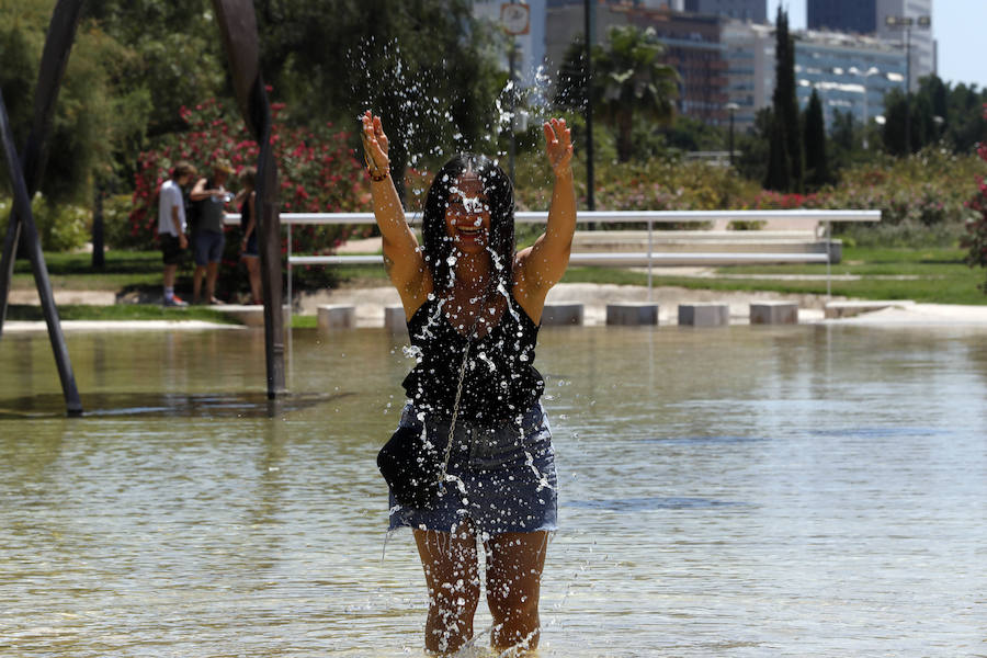 Temperaturas cercanas a los 40 grados en algunas poblaciones y las vacaciones aún lejos para muchos, empujan a los valencianos a buscar fórmulas para combatir el calor. Playas, piscinas y hasta fuentes son buenas para refrescarse. Hasta los animales del Bioparc tienen su ración de helado.