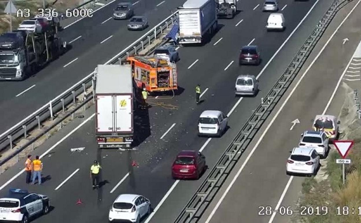 Guardia Civil y Bomberos en el lugar del accidente en la A-3.