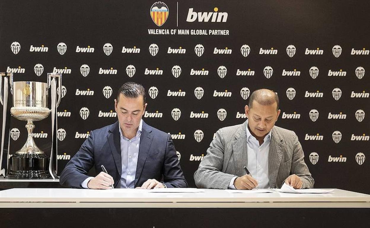 Anil Murthy y Marcus Silva, director general de Bwin en España, firman el acuerdo.