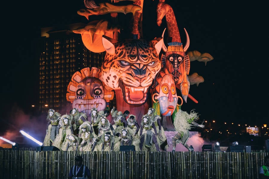 La ciudad de Yedda acoge durante 40 días uno de los festivales más importantes del verano a orillas del Mar Rojo. En su paseo marítimo de Al Hamra se celebra el Jeddah Seasons y allí se exihibrán seis fallas realizadas por el artista fallero David Sánchez Llongo (artesano valenciano que recientemente ha conseguido ganar en la sección Primera de las Hogueras de Alicante). Cada una con una temática diferente (España, África, China, Estados Unidos, India y Arabia Saudí), las fallas valencianas conquistan un nuevo territorio pero no vivirán su auténtico final, dado que en estas tierras el fuego no se entiende en estos casos con el mismo carácter purificador que en Valencia. Producciones Merlín es el responsable de que las Fallas de Valencia viajen hasta Arabia Saudí desde el taller de David Sánchez Llongo.