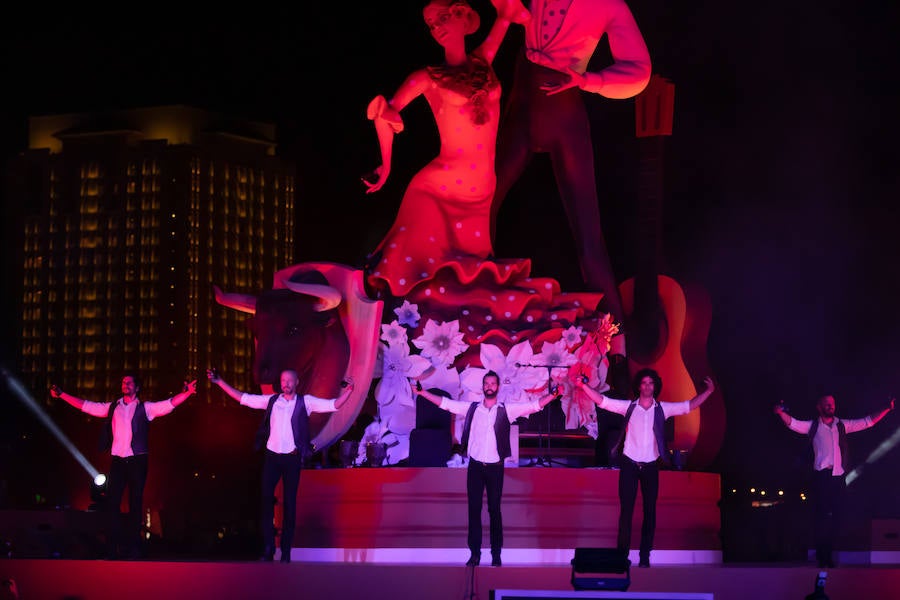 La ciudad de Yedda acoge durante 40 días uno de los festivales más importantes del verano a orillas del Mar Rojo. En su paseo marítimo de Al Hamra se celebra el Jeddah Seasons y allí se exihibrán seis fallas realizadas por el artista fallero David Sánchez Llongo (artesano valenciano que recientemente ha conseguido ganar en la sección Primera de las Hogueras de Alicante). Cada una con una temática diferente (España, África, China, Estados Unidos, India y Arabia Saudí), las fallas valencianas conquistan un nuevo territorio pero no vivirán su auténtico final, dado que en estas tierras el fuego no se entiende en estos casos con el mismo carácter purificador que en Valencia. Producciones Merlín es el responsable de que las Fallas de Valencia viajen hasta Arabia Saudí desde el taller de David Sánchez Llongo.