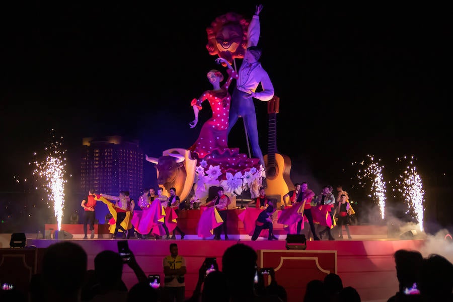 La ciudad de Yedda acoge durante 40 días uno de los festivales más importantes del verano a orillas del Mar Rojo. En su paseo marítimo de Al Hamra se celebra el Jeddah Seasons y allí se exihibrán seis fallas realizadas por el artista fallero David Sánchez Llongo (artesano valenciano que recientemente ha conseguido ganar en la sección Primera de las Hogueras de Alicante). Cada una con una temática diferente (España, África, China, Estados Unidos, India y Arabia Saudí), las fallas valencianas conquistan un nuevo territorio pero no vivirán su auténtico final, dado que en estas tierras el fuego no se entiende en estos casos con el mismo carácter purificador que en Valencia. Producciones Merlín es el responsable de que las Fallas de Valencia viajen hasta Arabia Saudí desde el taller de David Sánchez Llongo.