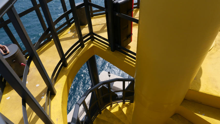 Este San Juan ha cumplido cuatro años, pero aún son pocos quienes lo conocen. Menos los que se han subido a su cima. La llamativa construcción vigila la costa valenciana desde el Muelle de Cruceros del puerto y moderniza la esencia de una tradición milenaria que sigue desprendiendo luz. Contruido por Ignacio Pascual en 2015, está hecho a base de fibra de vidrio y fibra de carbono, que junto a su original imagen, le valió el premio a la innovación en la categoría de Infraestructuras en los JEC World 2016 Innovation Award.