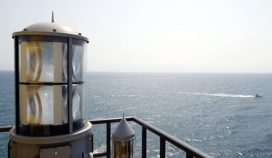 Este San Juan ha cumplido cuatro años, pero aún son pocos quienes lo conocen. Menos los que se han subido a su cima. La llamativa construcción vigila la costa valenciana desde el Muelle de Cruceros del puerto y moderniza la esencia de una tradición milenaria que sigue desprendiendo luz. Contruido por Ignacio Pascual en 2015, está hecho a base de fibra de vidrio y fibra de carbono, que junto a su original imagen, le valió el premio a la innovación en la categoría de Infraestructuras en los JEC World 2016 Innovation Award.