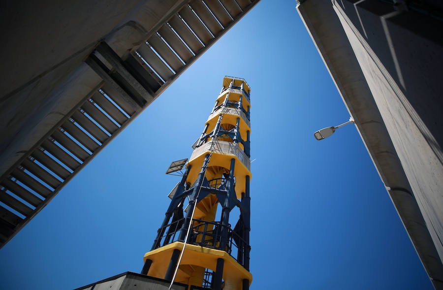 Este San Juan ha cumplido cuatro años, pero aún son pocos quienes lo conocen. Menos los que se han subido a su cima. La llamativa construcción vigila la costa valenciana desde el Muelle de Cruceros del puerto y moderniza la esencia de una tradición milenaria que sigue desprendiendo luz. Contruido por Ignacio Pascual en 2015, está hecho a base de fibra de vidrio y fibra de carbono, que junto a su original imagen, le valió el premio a la innovación en la categoría de Infraestructuras en los JEC World 2016 Innovation Award.