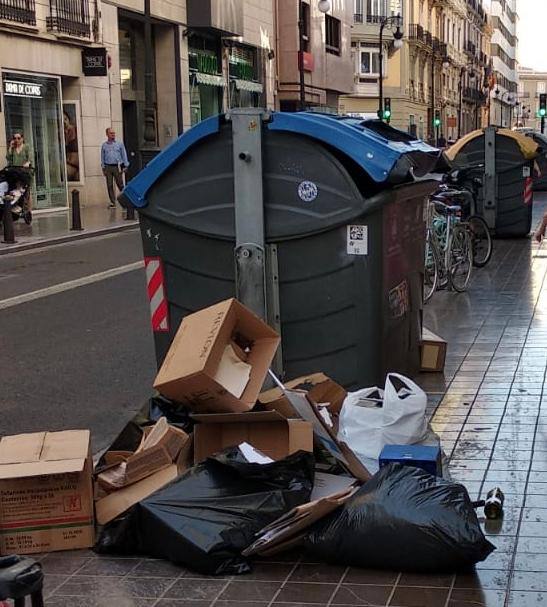 La asociación de comerciantes del centro de Valencia pide más colaboración ciudadana por la basura que se queda fuera de los contenedores y exige un refuerzo en el barrido. Reclaman un baldeo urgente: «Huele mal».