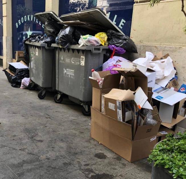 La asociación de comerciantes del centro de Valencia pide más colaboración ciudadana por la basura que se queda fuera de los contenedores y exige un refuerzo en el barrido. Reclaman un baldeo urgente: «Huele mal».