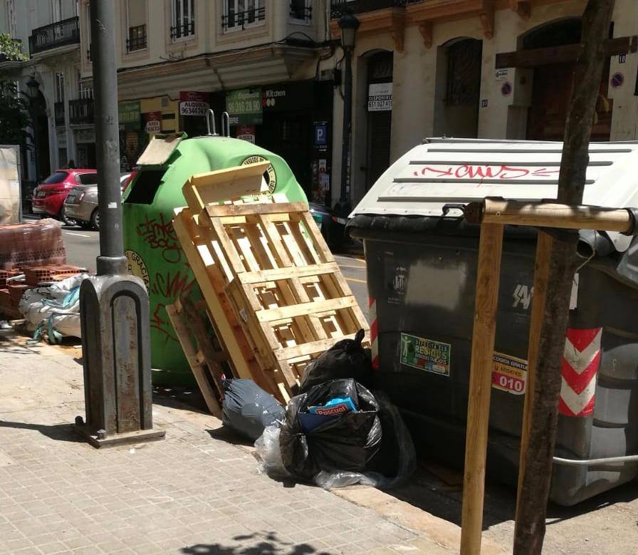 La asociación de comerciantes del centro de Valencia pide más colaboración ciudadana por la basura que se queda fuera de los contenedores y exige un refuerzo en el barrido. Reclaman un baldeo urgente: «Huele mal».