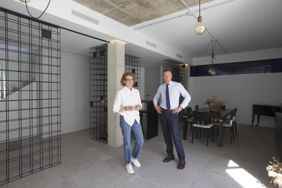 El volumen en blanco y acero que hoy acoge el hogar de Bartolomé Chisvert en Almàssera se construyó desde cero. La arquitecta Eva Navarro proyectó la estructura y Carmen Bayarri fue la encargada de decidir sobre el diseño interior y y los materiales. La idea era distribuir el espacio de manera que no fuera pesado moverse de una zona a otra pero que al mismo tiempo tuviera cada planta su privacidad. «Es una casa en la que pueden estar pasando distintas cosas a la vez y todos los que residen en ella mantienen su privacidad. La unión también se refleja en los materiales, hay una constante de los grises perlas, del blanco y del hormigón», afirma la diseñadora.Madera, mármol y hormigón son los tres elementos claves de esta vivienda repartida en tres alturas.