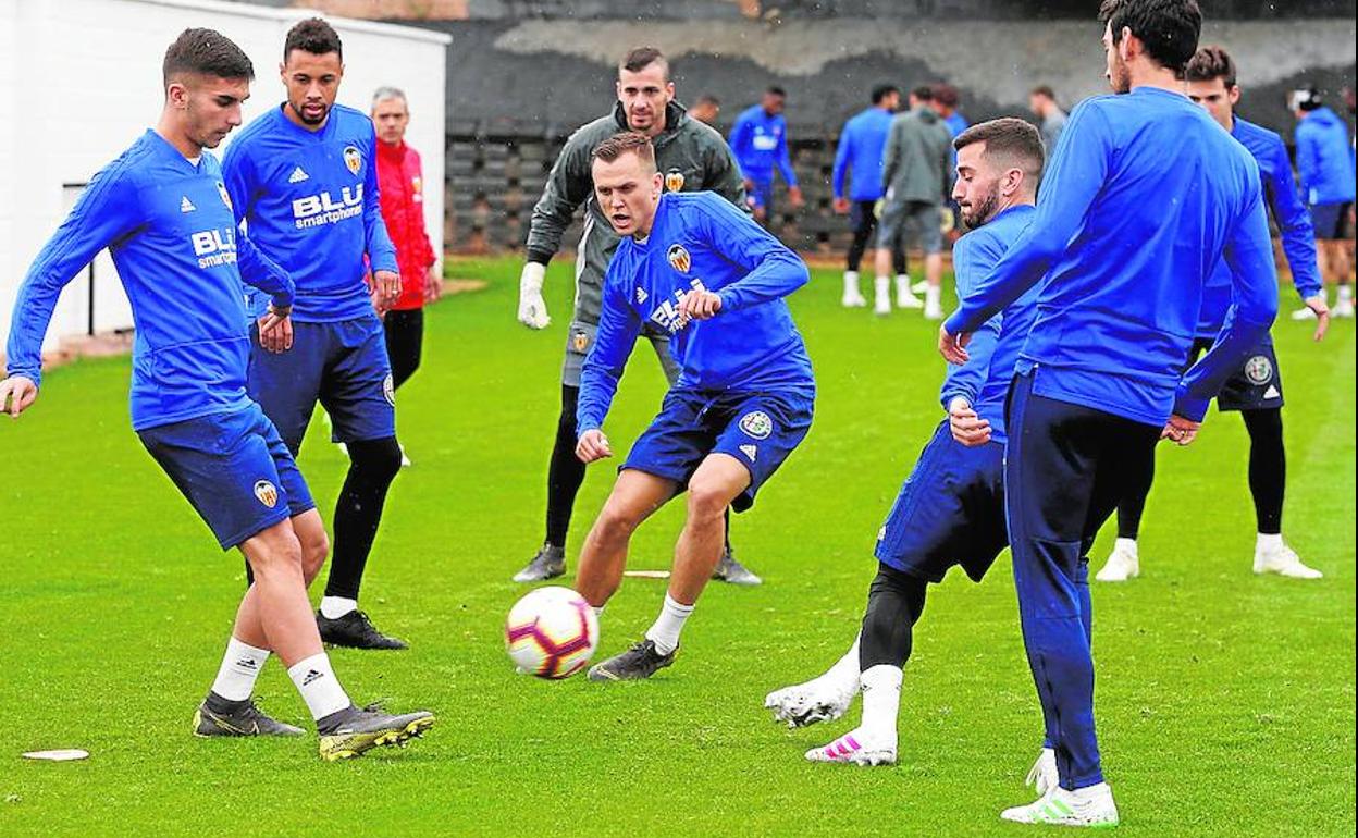 Cheryshev, en el centro en un rondo.