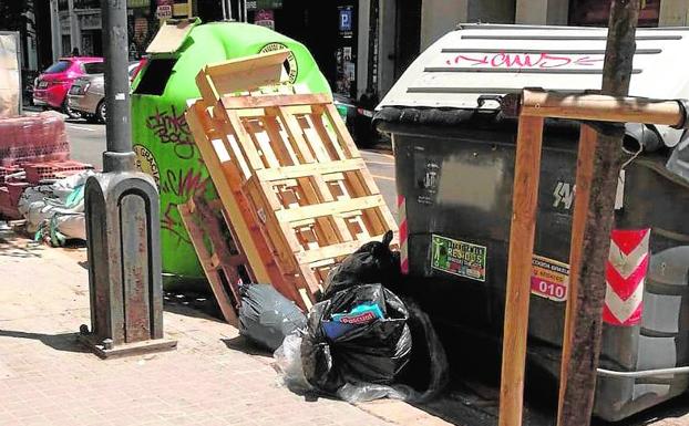 Imagen principal - Suciedad acumulada en las calles del centro.