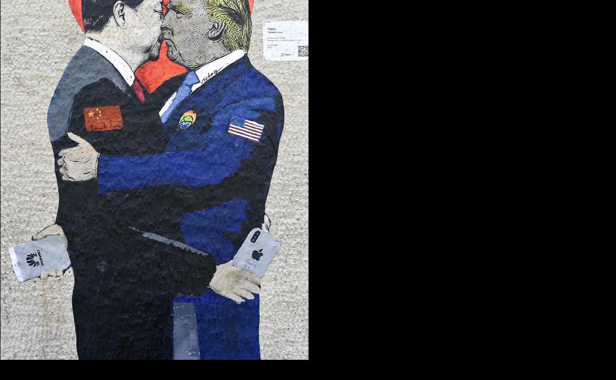 Un mural en Milán de Xi jinping y Donald Trump, del artista callejero TvBoy.