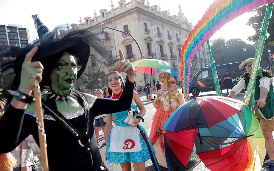 Un carnaval arcoiris recorre este sábado las principales calles del centro de Valencia en defensa de los derechos LGTB+, por la diversidad sexual, de género y familiar en el 40 aniversario de la primera manifestación del colectivo homosexual en la capital de la Comunitat.