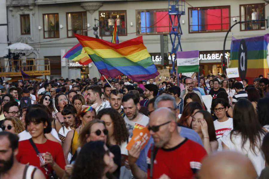 Un carnaval arcoiris recorre este sábado las principales calles del centro de Valencia en defensa de los derechos LGTB+, por la diversidad sexual, de género y familiar en el 40 aniversario de la primera manifestación del colectivo homosexual en la capital de la Comunitat.