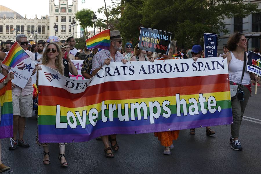 Un carnaval arcoiris recorre este sábado las principales calles del centro de Valencia en defensa de los derechos LGTB+, por la diversidad sexual, de género y familiar en el 40 aniversario de la primera manifestación del colectivo homosexual en la capital de la Comunitat.